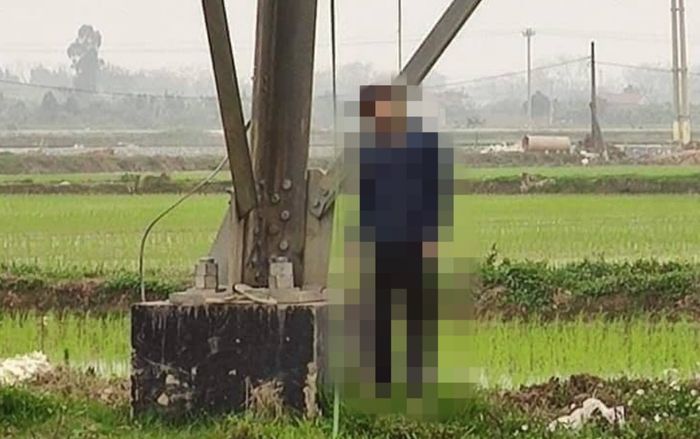 Bàng hoàng phát hiện người đàn ông tử vong trong tư thế treo cổ dưới cột điện cao thế