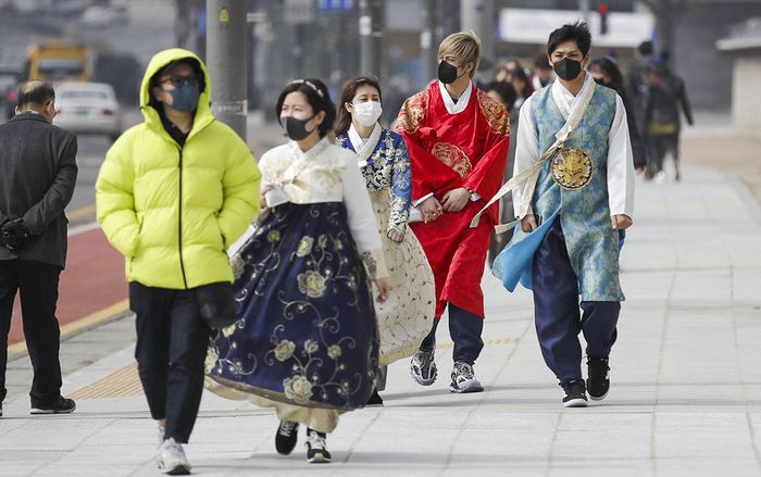 Người dân Hàn Quốc dùng ứng dụng smartphone để tránh lây nhiễm virus corona