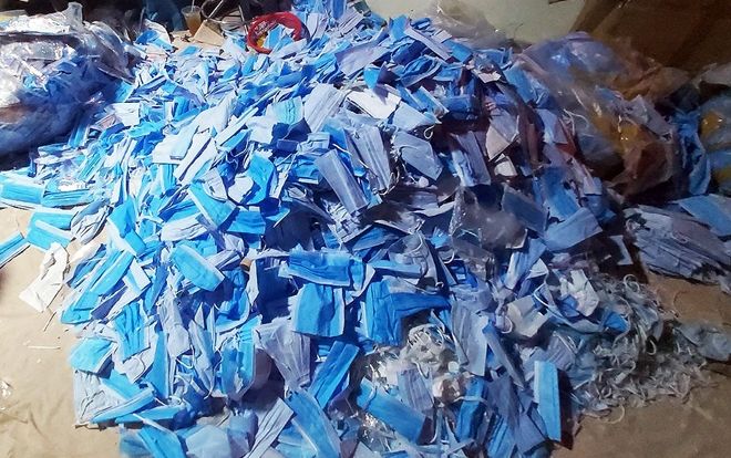 Phát hiện hơn 2 tấn khẩu trang y tế đã qua sử dụng tại kho phế liệu ở TP. HCM