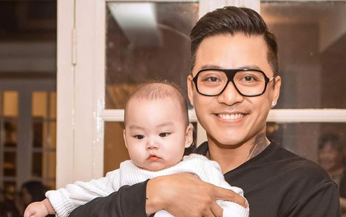 Bà xã Tuấn Hưng lấy lại tinh thần, khoe ảnh nhóc tì thứ 3 kháu khỉnh rất giống ông xã