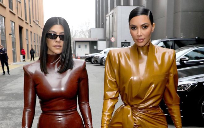 Chị em Kim Kardashian diện đồ latex bóng loáng ôm sát đường cong đẫy đà gây hoa mắt