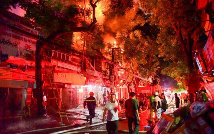 Cháy ngôi nhà trọ 5 tầng lúc rạng sáng nữ sinh viên tử vong, nhiều người bị thương