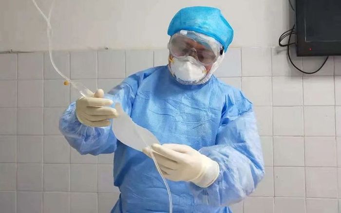 Thấy áo bảo hộ của y tá bị rách, bệnh nhân nói câu này khiến bác sĩ rơi nước mắt