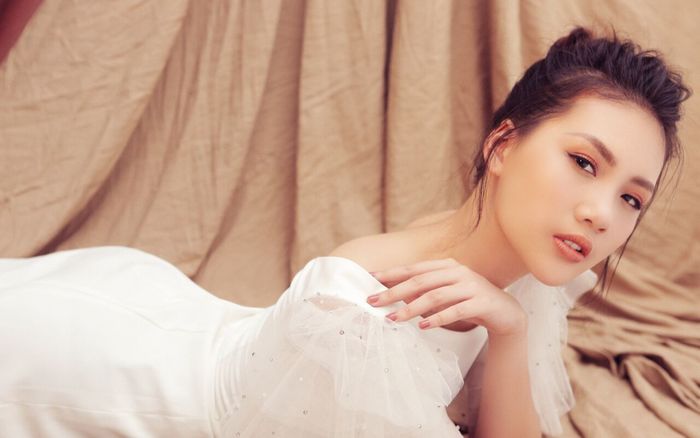 Siêu mẫu Vàng Quỳnh Hoa khoe nhan sắc ngọt ngào tuổi 22, tâm sự không có thu nhập vì dịch Covid-19