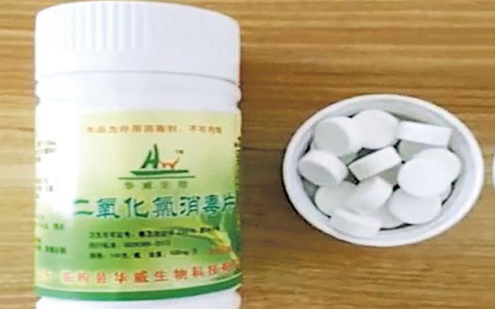 Nhầm thuốc khử trùng là thuốc uống chống virus corona, 22 người nhập viện