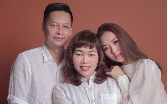 Bố phong độ, mẹ trẻ đẹp ngời ngời bảo sao nhan sắc của Á hậu Tường San không hơn người