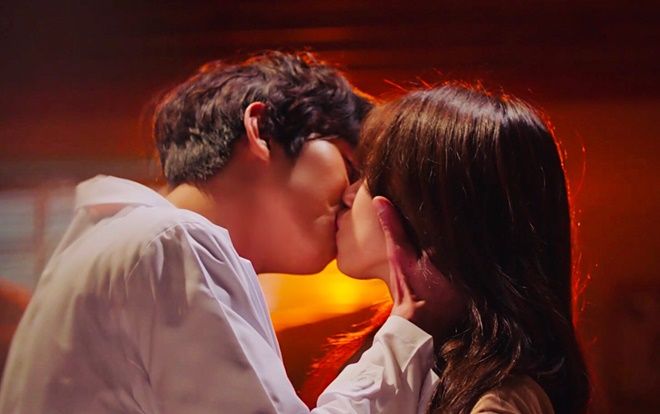 Ahn Hyo Seop tiết lộ bí mật về cảnh hôn 'ướt át' với Lee Sung Kyung trong 'Người thầy y đức 2'