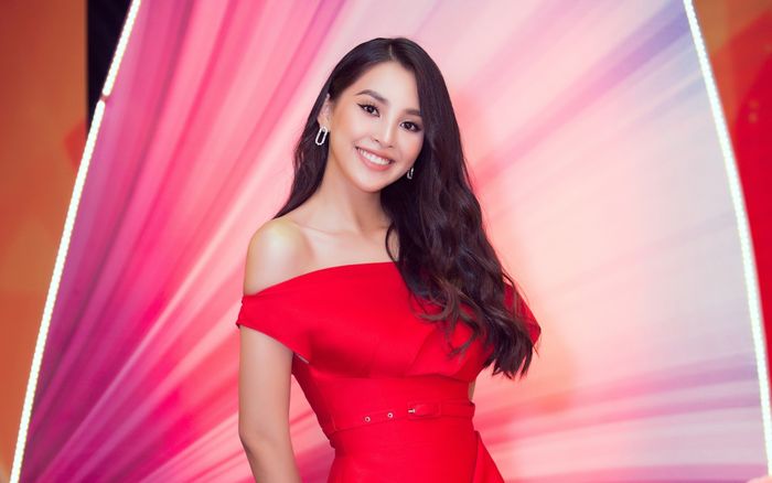 Hoa hậu Tiểu Vy khoe vai trần mong manh, khoe trọn xương quai xanh tuyệt đẹp