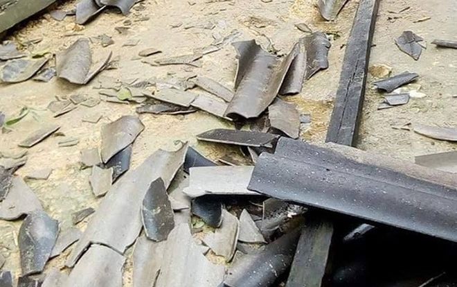 Mưa đá trắng xóa gây hư hỏng mái nhà dân