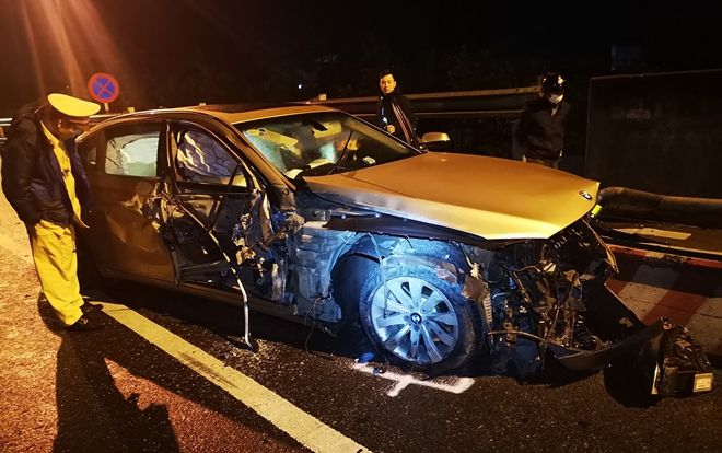 Xe sang BMW 750LI nát bươm đầu sau va chạm với xe chở bò