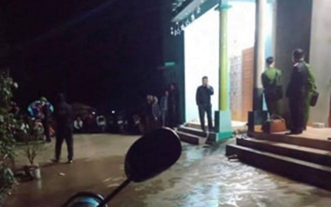 Người đàn ông cầm dao chém vợ trọng thương rồi chích điện tử vong