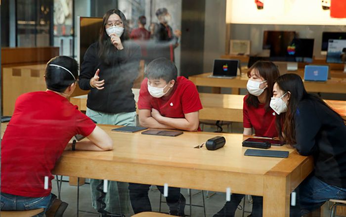 Vì sao iPhone dùng thử tại Apple Store được lau thường xuyên hơn?