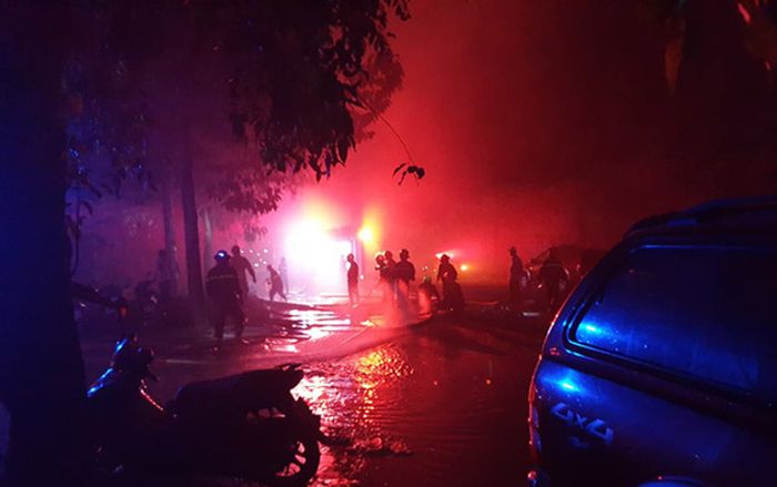 Cháy lớn nhà xưởng tại Khu công nghiệp Cát Lái, cột khói bốc cao nhiều mét gây hỗn loạn