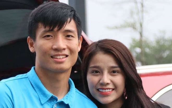 Mẹ vợ Bùi Tiến Dũng 'chịu chi', mua túi hiệu tặng quà 8/3 sớm cho con gái