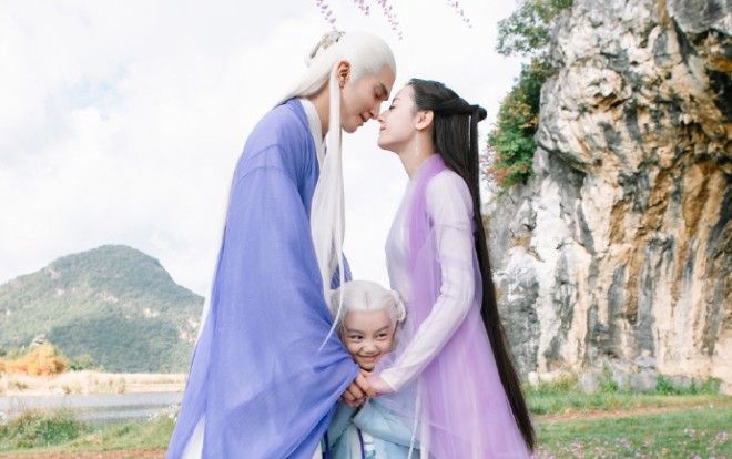 Địch Lệ Nhiệt Ba và Cao Vỹ Quang đã hợp tác qua 7 bộ phim truyền hình, được gọi là 'cặp đôi màn ảnh' vì quá xứng đôi