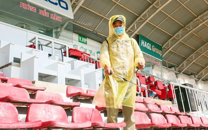 Cận cảnh sân Pleiku xịt khử trùng trước trận HAGL - Quảng Ninh