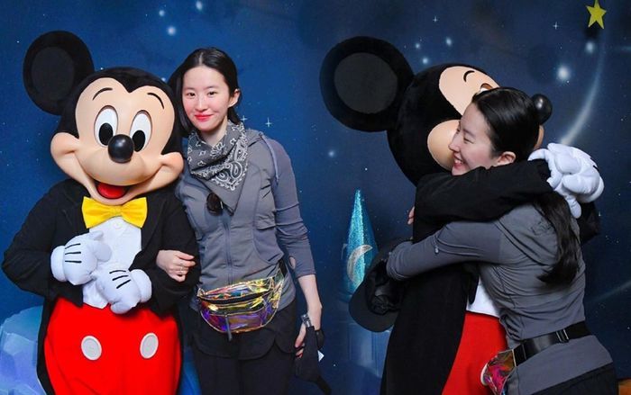 Lưu Diệc Phi khoe mặt mộc khi chụp ảnh với Chuột Mickey, không buồn vì phim Mulan dời lịch ở nhiều nơi