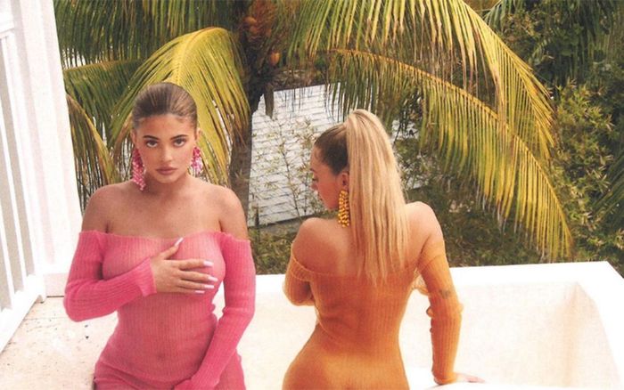 Kylie Jenner liên tục ‘đốt mắt’ thiên hạ với thời trang váy xuyên thấu