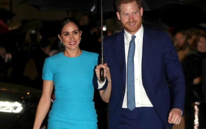 Công nương Meghan Markle diện váy xanh dạo bước trong mưa, tái xuất đầy nổi bật tại sự kiện
