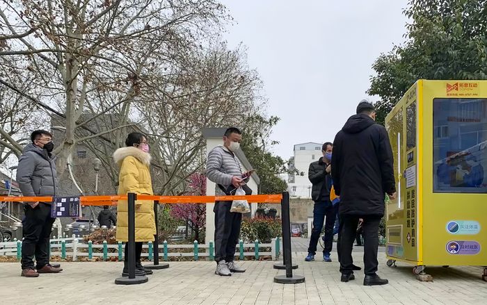 Máy bán khẩu trang tự động gây sốt tại Trung Quốc trong mùa dịch corona