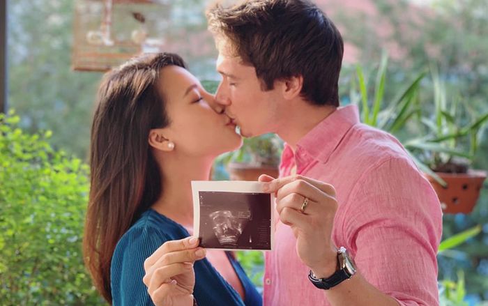 MC Hoàng Oanh hôn chồng hạnh phúc, khoe ảnh siêu âm con đầu lòng