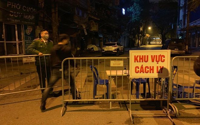 Hà Nội lập rào chắn cách ly phố Trúc Bạch sau khi phát hiện ca nhiễm COVID-19