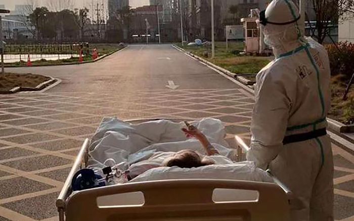 Bức ảnh đẹp nhất mùa dịch COVID-19: Bác sĩ cùng bệnh nhân ngắm hoàng hôn