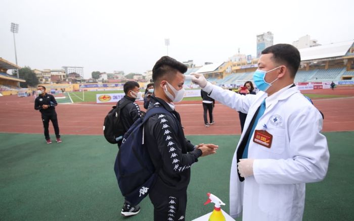 Quang Hải và các đồng đội kiểm tra thân nhiệt vì dịch Covid-19