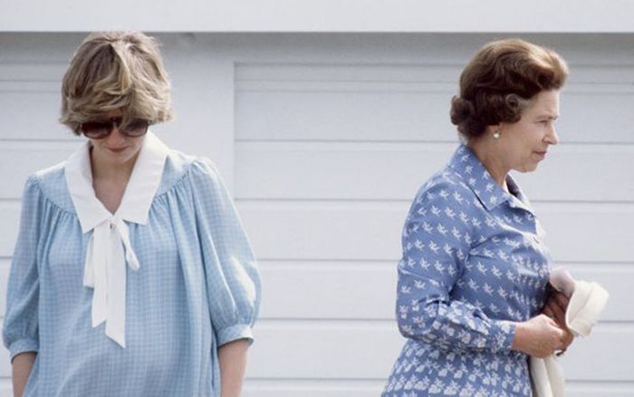 Khóc nức nở trước mặt Nữ hoàng vì scandal ngoại tình của chồng, Công nương Diana nhận lại phản ứng không ngờ