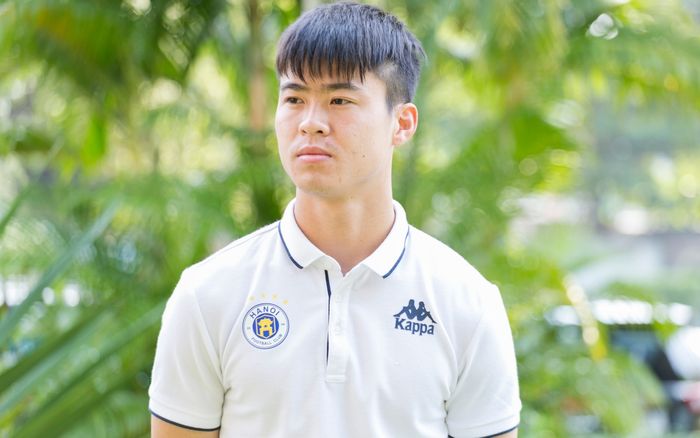 Đi Singapore chữa chấn thương vào ngày 8/3, Duy Mạnh nhắn lời ngọt ngào đến Quỳnh Anh