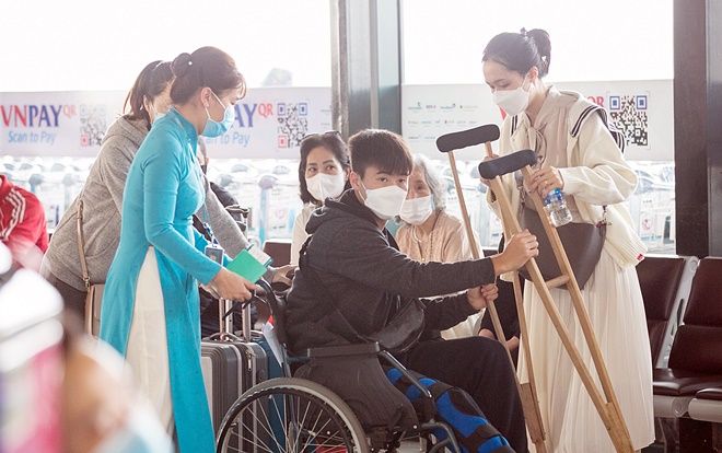 Ngày 8/3: Xót xa trước cảnh Quỳnh Anh và mẹ đỏ hoe mắt tiễn Duy Mạnh đi chữa chấn thương