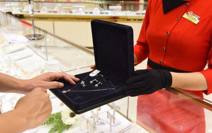 Bất chấp dịch bệnh, thị trường trang sức 8/3 vẫn rất sôi động