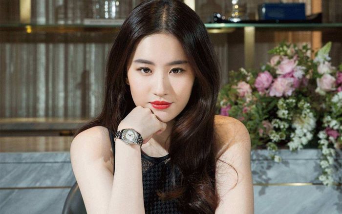 Sao Hoa Ngữ gửi lời chúc mừng, động viên đến phái đẹp - những nữ nhân viên y tế trong ngày 08.03