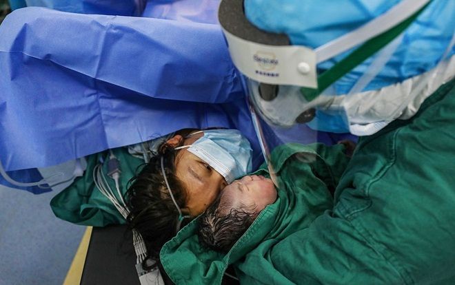 Khoảnh khắc diệu kỳ khi người mẹ hạ sinh con gái ở tâm dịch Vũ Hán