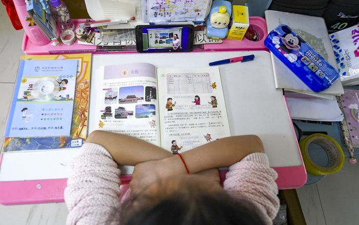 Học sinh Vũ Hán rủ nhau đánh giá 1 sao ứng dụng dạy học để khỏi làm bài tập về nhà
