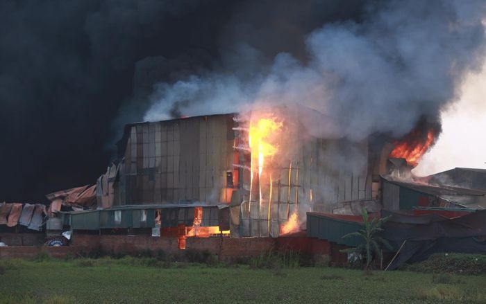 Cháy lớn xưởng rộng hơn 1.000m2, nhiều tài sản bị thiêu rụi