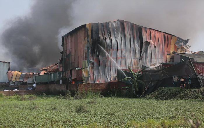 Cận cảnh hiện trường vụ cháy xưởng sơn ở Hà Nội