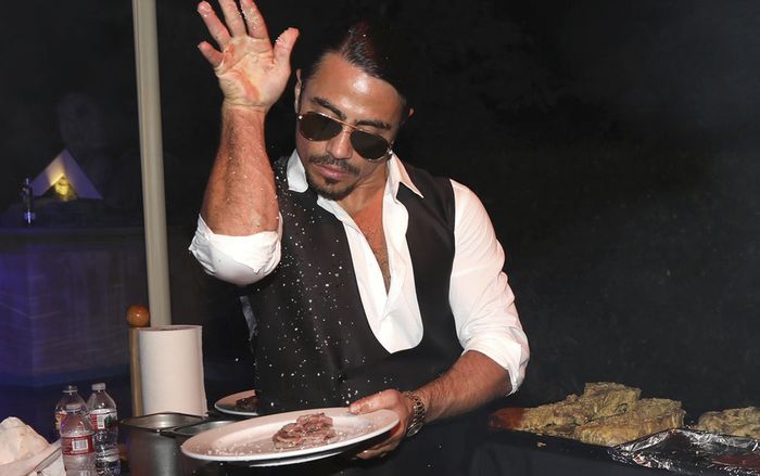 Salt Bae, 'thánh rắc muối' từng phục vụ cô gái nhiễm corona tại Hà Nội là ai?