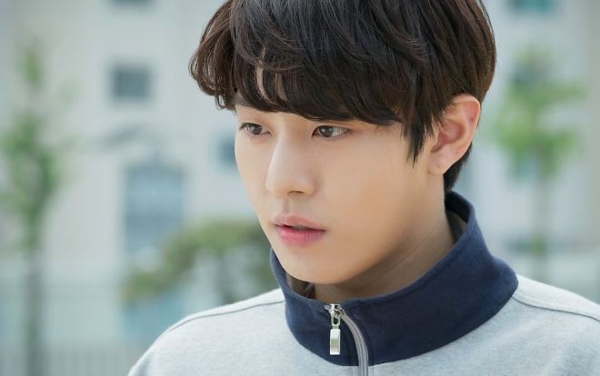Hình ảnh Ahn Hyo Seop trong bộ đồng phục học sinh được 'khai quật', fans hâm mộ mong anh đóng phim học đường!