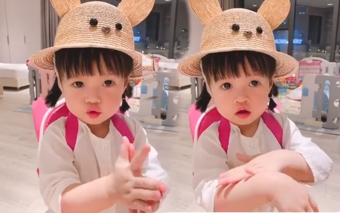 Hoa hậu Đặng Thu Thảo khoe clip con gái nhỏ cẩn thận rửa tay giữa mùa dịch Covid-19