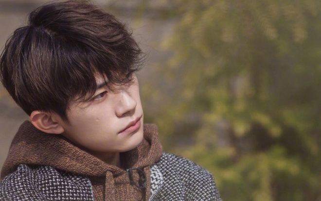 Dịch Dương Thiên Tỉ khiến người hâm mộ 'đổ gục' với loạt ảnh mới đậm chất vintage