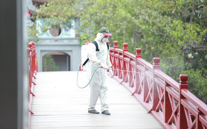 Hà Nội phun khử trùng hàng loạt khu di tích nơi khách Anh nhiễm COVID-19 từng qua