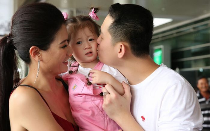 Cựu người mẫu Trang Trần 'nổi đoá' khi con gái bị chê không thừa hưởng nét đẹp của bố mẹ