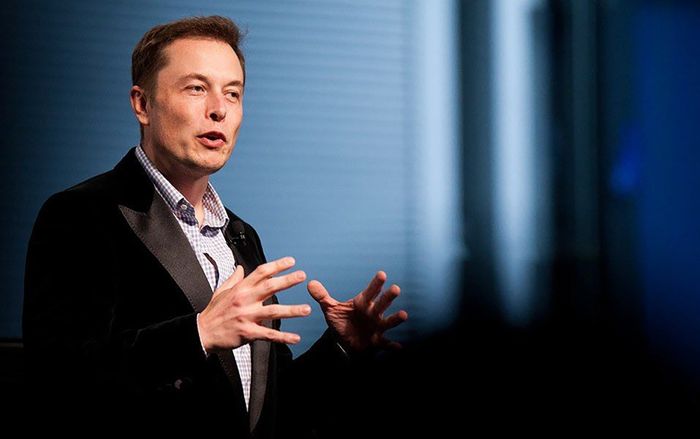 Tỷ phú Elon Musk thẳng thắn chê iOS dù dùng iPhone lâu nay