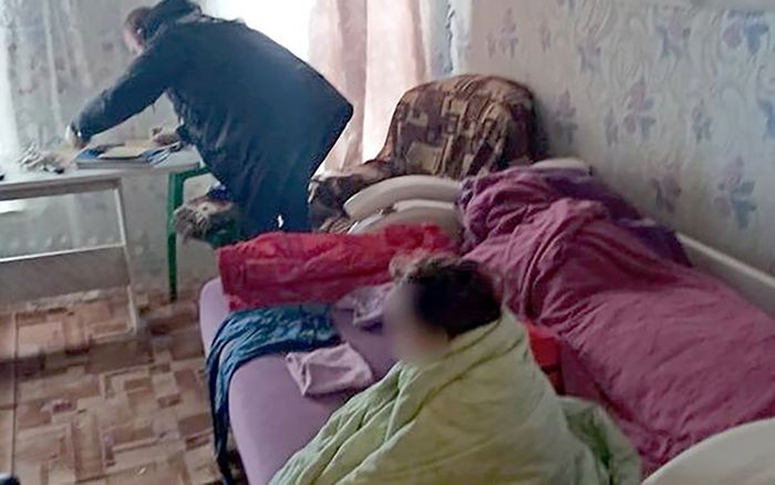 Bé gái 8 tuổi bị bắt cóc, nhốt trong hộp giường suốt 36 tiếng