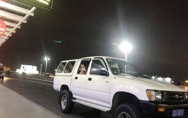 4 du khách Anh đang cách ly COVID- 19 lại được đưa ra sân bay Đà Nẵng để di chuyển ra Hà Nội