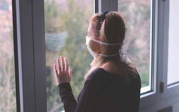 Góa phụ kêu cứu từ ban công khi mắc kẹt trong nhà cùng xác chết của chồng trước lệnh cách ly tại Ý