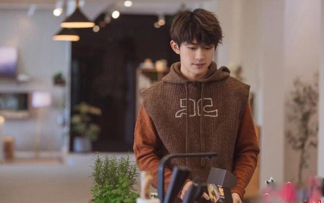 Dịch Dương Thiên Tỉ trả lời câu hỏi: 'Có nên đi đám cưới của bạn gái cũ?'