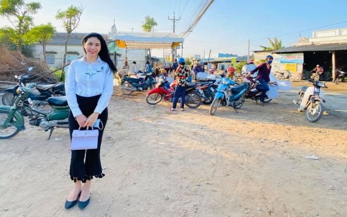 Thủy Tiên khảo sát đặt máy lọc nước, giúp người dân đồng bằng sông Cửu Long vượt nạn xâm nhập mặn