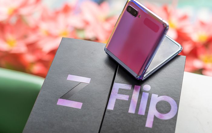 Mở hộp Samsung Galaxy Z Flip: Màn hình 6,7 inch nhưng vẫn gọn trong lòng bàn tay